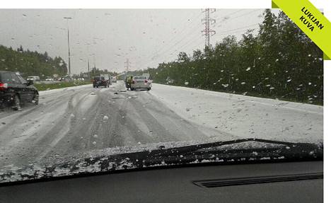 Lahden moottoritiellä satoi rakeita torstaina iltapäivällä. Kuvan ottanut Eija Ranta pysäytti auton keskelle tietä edessä sattuneen kolarin vuoksi.