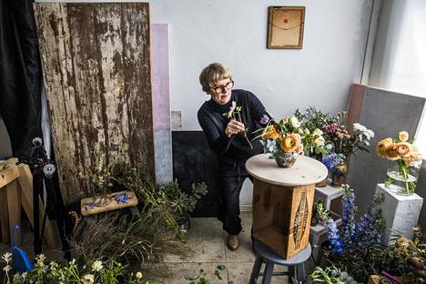 Valokuvaaja Kreetta Järvenpää voi tehdä työhuoneella kukka-asetelmaa jopa tunteja. ”On eri asia tehdä asetelmaa pöytään kuin kuvattavaksi. Asetelma litistyy kuvassa”, hän selittää.