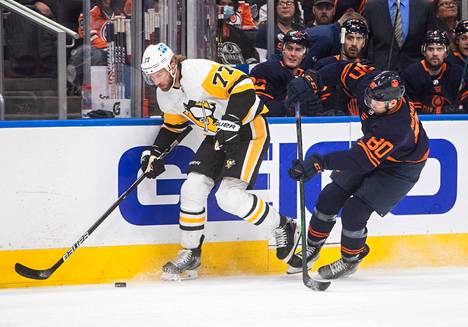 Edmonton Oilersin Markus Niemeläinen (oik.) taisteli NHL-debyytissään muun muassa Pittsburgh Penguinsin Jeff Carteria vastaan.