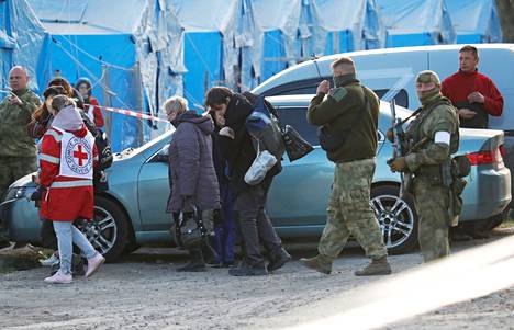 Azovstalin tehdasalueelta evakuoitavia siviilejä saatettiin busseihin Mariupolissa perjantaina.