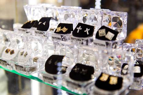 The earrings are suitable for hip-hop and rap aesthetics.