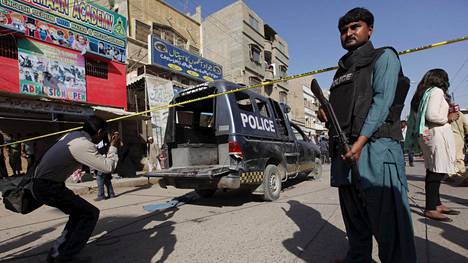 Poliisi vartioi autoa, jota vastaan Taleban oli hyökännyt vuoden 2016 huhtikuussa Karachissa Pakistanissa.