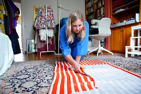 Marleena Lehtonen suunnittelee ja valmistaa vaatteita vanhempiensa kotona Helsingin Kulosaaressa.