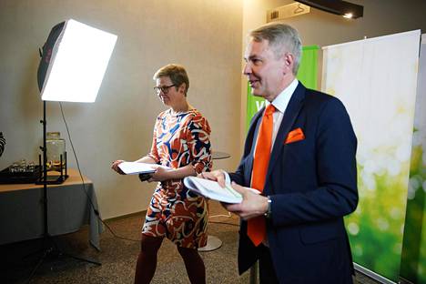 Vihreiden eduskuntaryhmän puheenjohtaja Krista Mikkonen ja puolueen puheenjohtaja Pekka Haavisto kertoivat tiedotustilaisuudessa vihreiden vaatimuksista hallitusneuvotteluihin.