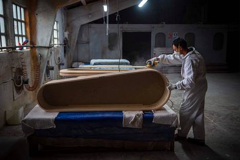 Työntekijä valmisti ruumisarkkua Yago González -yrityksen tehtaalla Piñorin kunnassa Galiciassa toissa viikon tiistaina.