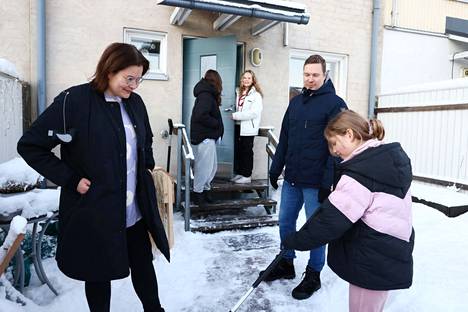 Sanna Tyry (vas) ja Jani Rantala eivät toivo, että heidän lapsensa Eedit Rantala (edessä), Hilla Rantala (takana oikealla) ja Moona Rantala joutuisivat etäopetukseen.