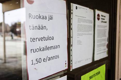 Kuopion kouluissa myydään oppilailta tähteeksi jäänyttä ruokaa kaupunkilaisille. Kuva on viime vuoden keväältä.