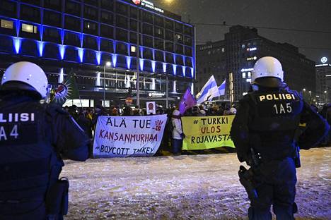 Poliisi valvoi itsenäisyyspäivän Helsinki ilman natseja -mielenosoitusta Helsingissä 6. joulukuuta.