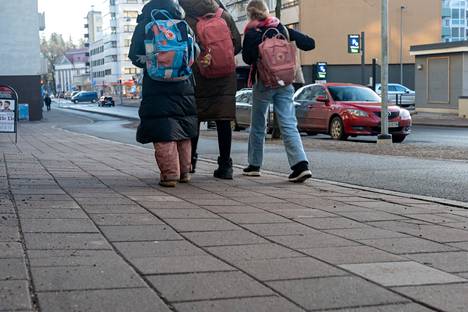Sähkömies pysäköi Turun Brahenkadun jalkakäytävälle purkamaan lastia ja sai parkkisakot.