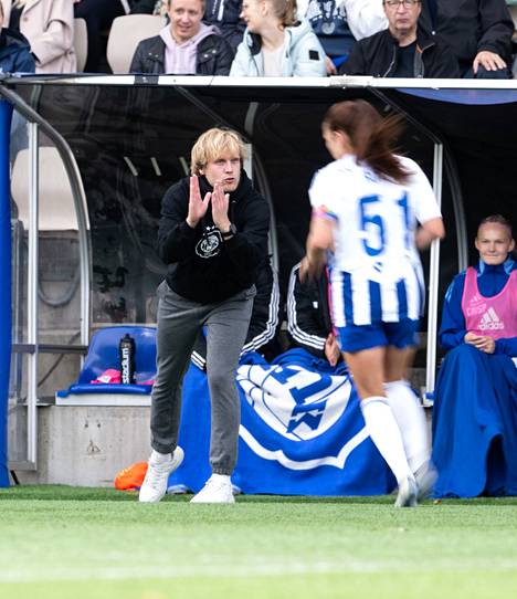 HJK head coach Arttu Heinonen gave instructions to captain Maaria Roth after the opening goal.