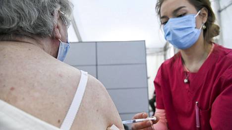 Koronavirus | Astra Zenecan myynti­lupa ”laittaa ihan uuden vaihteen rokottamiseen”, sanoo rokote­tutkimus­keskuksen johtaja