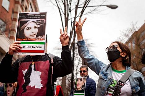 Iranin koulutyttöjen myrkytyssumaa vastaan protestoineita mielenosoittajia Washingtonissa Yhdysvalloissa torstaina. 