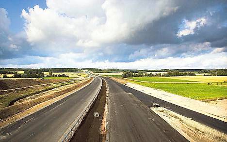 Uusi Turun moottoritie kulkee läpi korpien ja kulttuurimaisemien