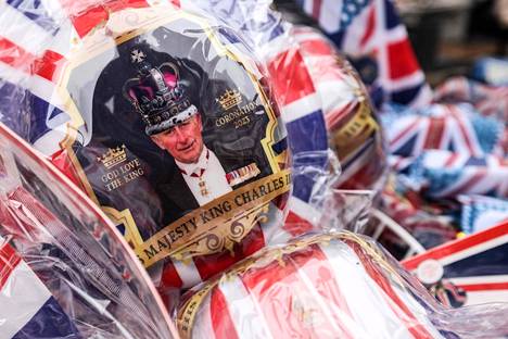 Kuningas Charlesin kuvalla koristettuja muistoesineitä myynnissä kaupassa Windsorissa 2. toukokuuta.