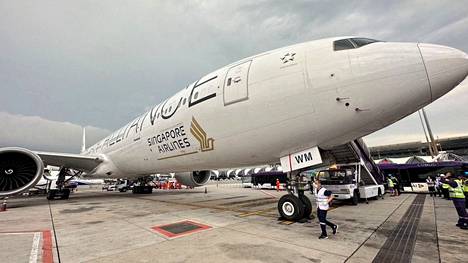 Singapore Airlines -yhtiön kone kuvattuna Bangkokin lentokentällä voimakkaan turbulenssin vuoksi tehdyn hätälaskun jälkeen tiistaina.
