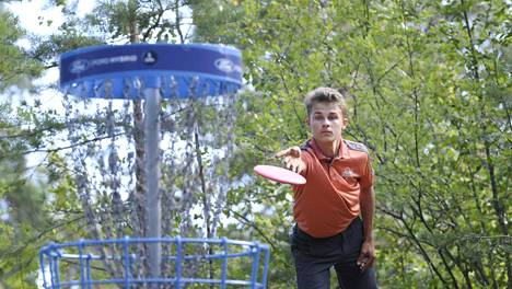 Frisbeegolf | 18-vuotias Niklas Anttila taituroi uusinnassa frisbeegolfin mestariksi