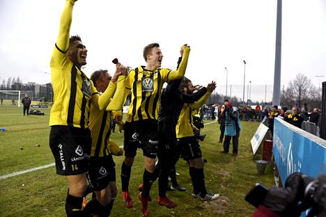 Honka juhli ja kiitti kannattajia jalkapallon Veikkausliigan eurolopputurnauksen finaaliottelun FC Honka–IFK Mariehamn jälkeen.