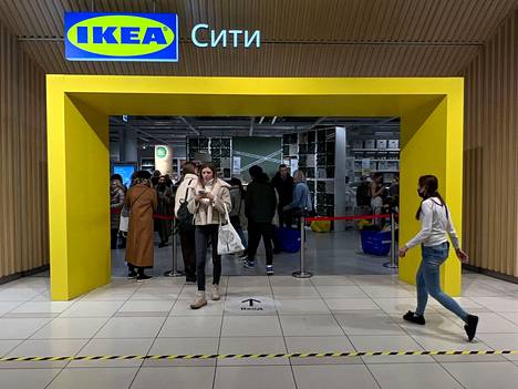 Asiakkaita Ikeassa Moskovassa 3. maaliskuuta, jolloin ketju ilmoitti keskeyttävänsä toimintonsa Venäjällä ja Valko-Venäjällä.