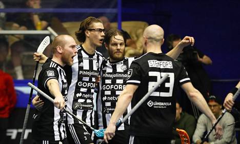 Turun Palloseura voitti salibandyn F-liigan viidennen loppuottelun. Kuvassa TPS-pelaajat juhlivat Jere Niemelän (toinen vasemmalta) tekemää maalia.