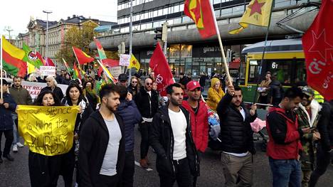 Turkki-mielenosoitus kulki Helsingin keskustan läpi, poliisi käytti etälamautinta poliisia vastustaneeseen mielenosoittajaan