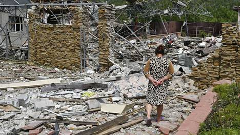 Ohjusiskussa tuhoutunut talo Slovjanskissa kesäkuussa.