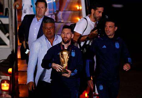 Kapteeni Lionel Messi ja päävalmentaja Lionel Scaloni astelivat ensimmäisinä ulos lentokoneesta, kun kultajoukkue saapui Buenos Airesiin.