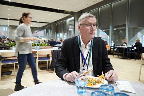 Helsingin kaupungin yleiskaavapäällikkö Pasi Rajala lounasti kaupunkiympäristön rakennuksen alakerran ravintolassa.
