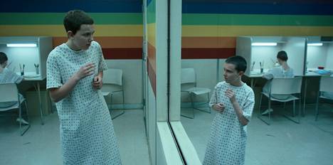 Eleven (Millie Bobby Brown) yrittää palauttaa psykokineettiset kykynsä. 
