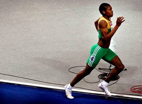 Eteläafrikkalainen Caster Semenya on tunnetuin esimerkki hyperandrogeenisistä urheilijoista. Vuonna 2009 hän juoksi 800 metrin maailmanmestariksi Berliinissä.