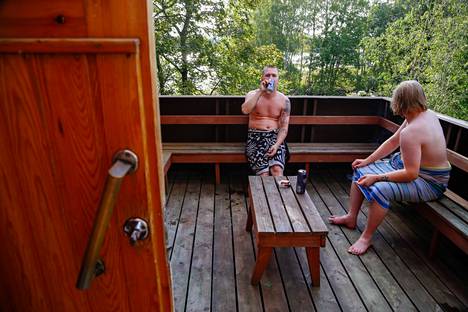 Markus Andrejeff (oik.) ja Jaakko Koivumäki rentoutuvat kesäsaunan miesten puolen terassilla. 