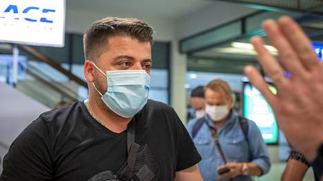 Koronavirus | Lento Skopjesta laskeutui Turkuun, HS haastatteli matkustajia lentoasemalla: ”Testaus ja karanteeni tulivat minulle yllätyksenä”