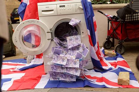 Lontoolainen kampanja vaatii oligarkkien rahanpesun lopettamista. Symbolinen pesukone päätyi perjantaina lontoolaiselle luksustalolle, jossa azerbaidžanilaisperheen väitetään omistavan yli 50 miljoonan punnan asunnot.