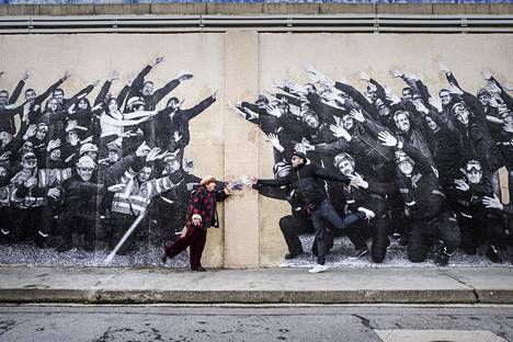Ohjaaja Agnès Varda ja valokuvaaja JR valokuvasuurennoksen edessä.