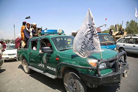 Taleban-taistelijat partioivat maanantaina 16. elokuuta Kabulissa. 