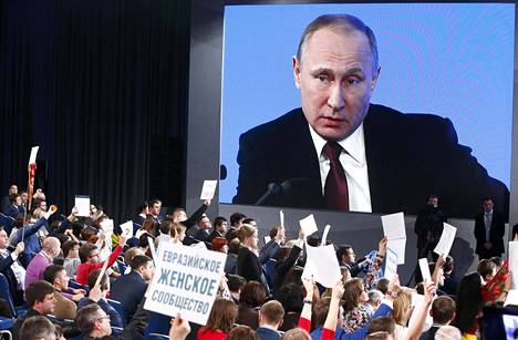 Venäjän presidentti Vladimir Putin kuuntelee toimittajien kysymyksiä vuotuisessa lehdistötilaisuudessaan.