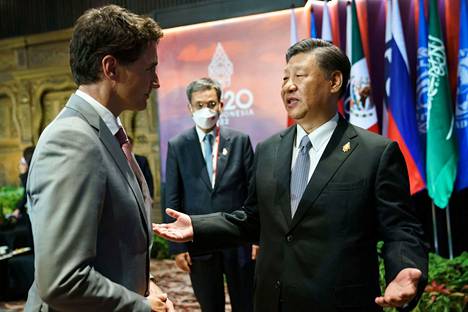 Kanadan pääministeri Justin Trudeau (vas.) kuunteli Kiinan johtajan Xi Jinpingin läksytystä G20-huippukokouksessa Indonesian Balilla keskiviikkona.