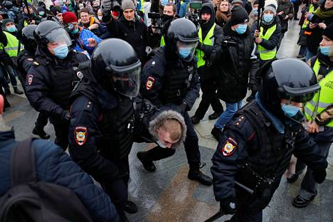 Poliisi pidätti mielenosoitukseen osallistuneen Aleksei Navalnyin kannattajan Moskovassa lauantaina.