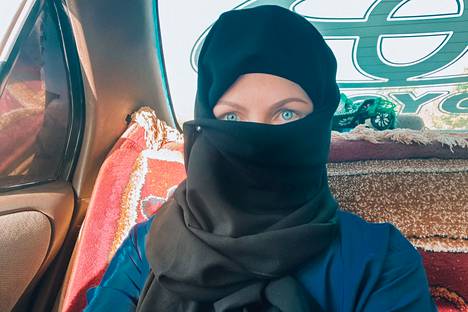 Afganistanissa Räihä piiloutui auton takapenkillä peiton alle siltä varalta, että tiellä olisi talebanin tarkistuspisteitä.