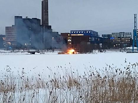 Tulipalo oli lähellä rantaa. Tulipalon takana näkyy Salmisaaren liikuntakeskus sekä voimalaitos.