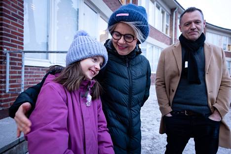Kerttu Räisänen, Ulla Räisänen ja Stuart Hughes odottavat lasten rokotuksia. Kahdeksanvuotiaan Kertun mielestä rokotuksen saaminen tuntuisi mahtavalta. 