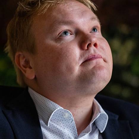 Tiede- ja kulttuuriministeri Antti Kurvinen (kesk) on pitänyt keskustaa esillä julkisuudessa, mutta puolueen kannatusta se ei näytä nostavan.