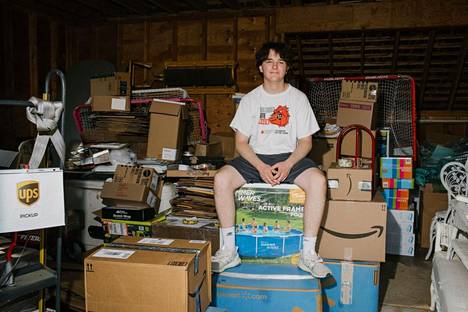 Max Hayden, 16, on ansainnut koronapandemian aikana erilaisten tuotteiden jälleenmyynnillä isot rahat.