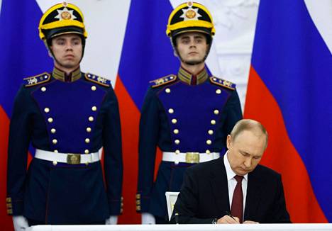 Venäjän presidentti Vladimir Putin allekirjoitti perjantaina asiakirjat, joilla neljä ukrainalaisaluetta pakkoliitettiin Venäjään.