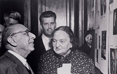 Igor Stravinsky vieraili Neuvostoliitossa syksyllä 1962 ja kohtasi myös Maria Judinan, joka tapansa mukaan polvistui aluksi teatraalisesti ja suuteli ihailemansa ihmisen käsiä. Kirjan kuvitusta.