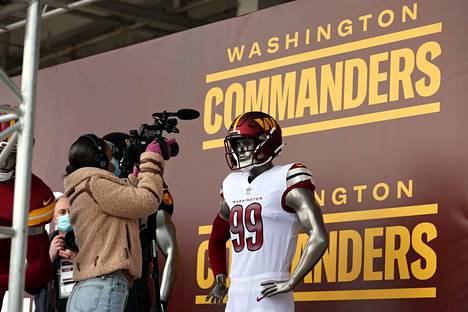 Median edustajat ottivat kuvia Washingtonin NFL-joukkueen uudesta ilmeestä ja nimestä julkistustilaisuudessa.