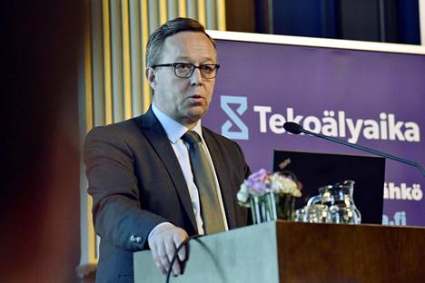 Elinkeinoministeri Mika Lintilä puhui Tekoälyajan työ -raportin julkistuksessa Helsingissä.