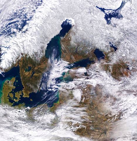 Satelliittikuvassa maaliskuulta näkyy, miten lumi alkaa sulaa Suomessa, Ruotsissa, Norjassa, Tanskassa ja Baltian maissa. Muutos kevään ja talven välillä oli kuitenkin vähemmän dramaattinen kuin monina aiempina vuosina. Esimerkiksi Oslo, Tukholma ja Helsinki olivat suuren osan viime talvesta lähes lumettomia.