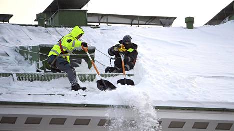 Talvi | Töölön sairaalassa hoidettu kahta katolta pudonnutta lumenpudottajaa, toisen turvavälineet pettivät