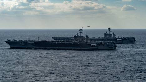 Kuvassa etualalla lentotukialus USS Carl Vinson kuvattuna Filippiineillä 22. tammikuuta.
