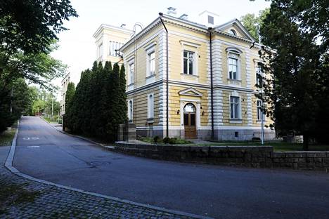 Sijoittaja Anatoli Novikov osti Itäinen Puistotie 2:ssa sijaitsevan huvilan vuonna 2013. Nyt sitä tarjotaan remontoituna vuokralle.